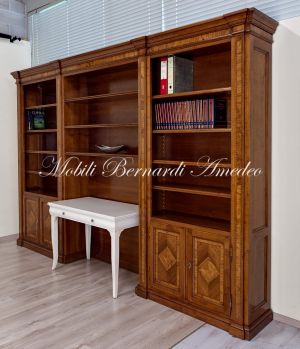 Libreria da soggiorno o studio realizzata su misura in legno massello di noce e intarsiata in legno di ulivo